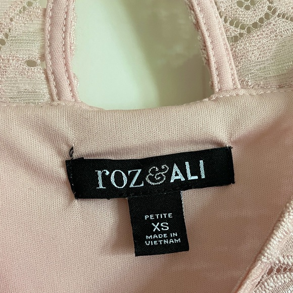 Floral Lace Shift Dress - Picture 3 of 6